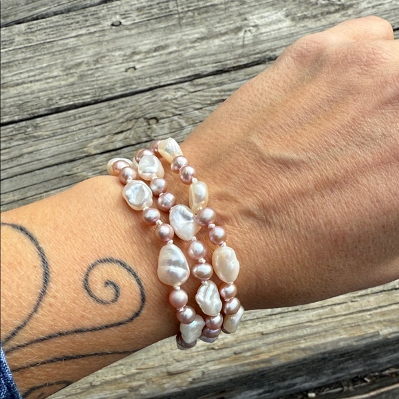 Elegant Pearl Necklace - Picture 3 of 8